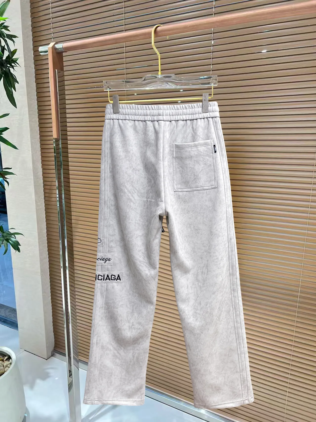 Balenciaga 🆕2026 Autumn and Winter New Arrival Casual Pants! The official website will be released simultaneously. Brand Classic LOGO casual pants, customized fabrics, excellent comfort and strong touch. Highly recognisable, perfect appearance and craftsmanship. Size:M-3XL